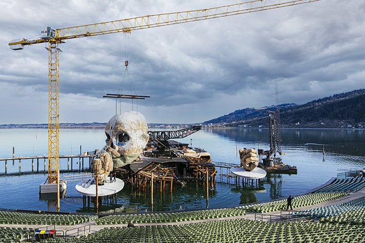 Sous les feux de la rampe : Des grues Liebherr aident à créer des décors théâtraux impressionnants